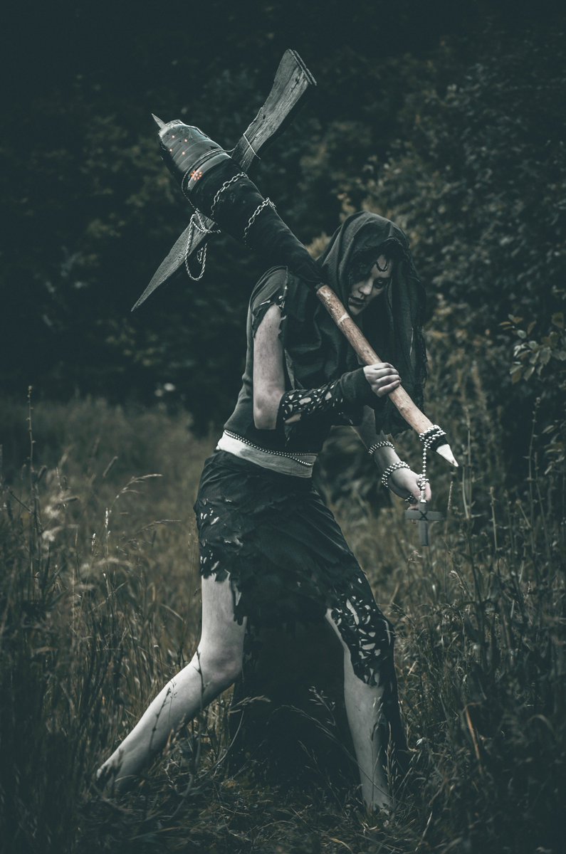 TheRedBarrels's tweet photo. Don't let her see you... @natalie_walst and @Fox_Killer_ph brought Marta to life in her cosplay. https://t.co/S5S2M57SXN https://t.co/3CZ9otpJot