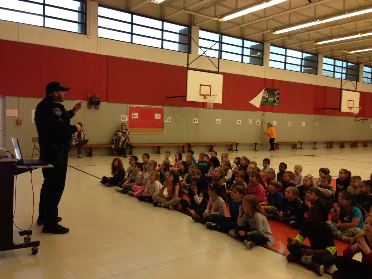 EVSCVogel's tweet photo. #CardinalswithCharacter @BBaumeyer @EVSC1 Officer Betz teaching 1st graders about bullying https://t.co/AOqfWoXYTI