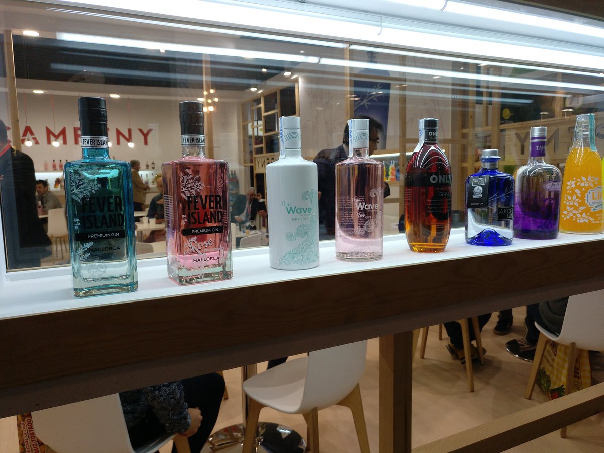 Ginde_'s tweet photo. Toda la familia de #gin en #destileriasCampeny. Encuentralos en @AlimentariaBCN #onlygin #tannsgin #akorigin #feverislandgin #thewavegin https://t.co/NcUeNHpBog