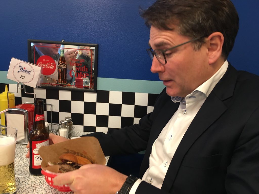 BrianAMikkelsen's tweet photo. Yessir. Den er god nok. Vender madpyramiden på hovedet. Indtager burger, bajer (og milkshake efterfølgende i bilen hjem). En lækker dag i Jylland trumfes med besøg på The Diner uden for Vejle 😬🍔🥤🤘#sundkost #vitaminerforsjælen #uscooking https://t.co/a9VsVI3CSg