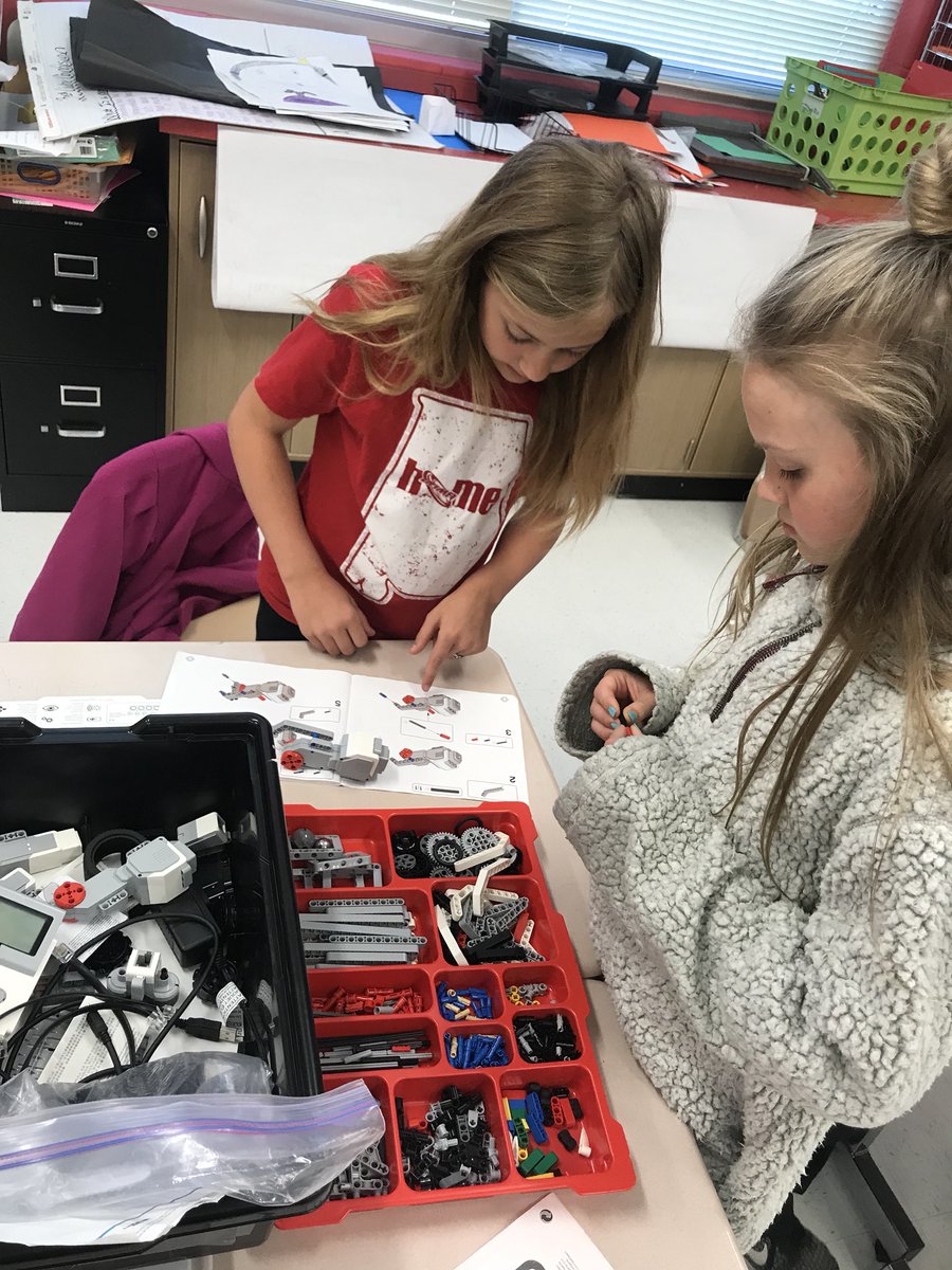 GaTERules's tweet photo. 4th grade GaTE students at Magnolia started constructing their EV3s today! #GaTERules #magnolialearns #LEGO #LEGORobotics https://t.co/2woKgYA30q