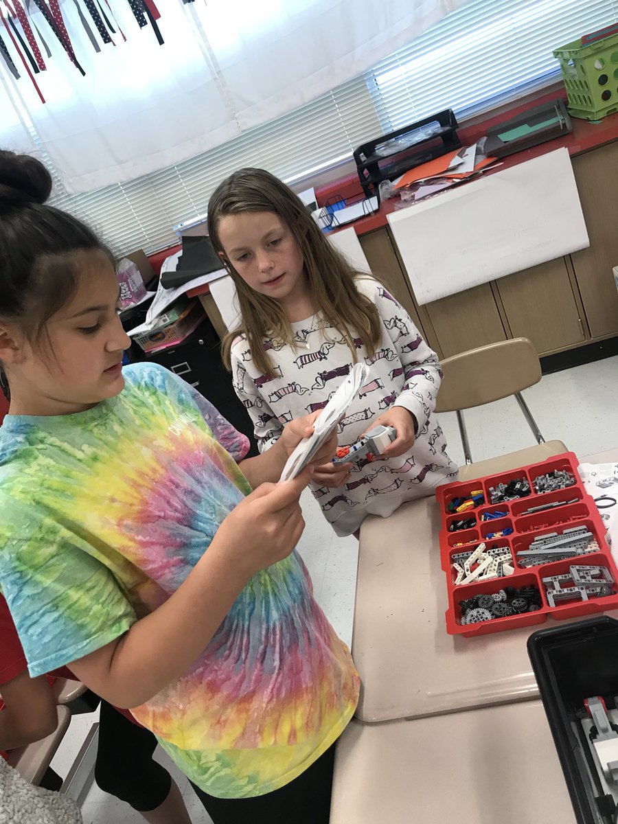 GaTERules's tweet photo. 4th grade GaTE students at Magnolia started constructing their EV3s today! #GaTERules #magnolialearns #LEGO #LEGORobotics https://t.co/2woKgYA30q