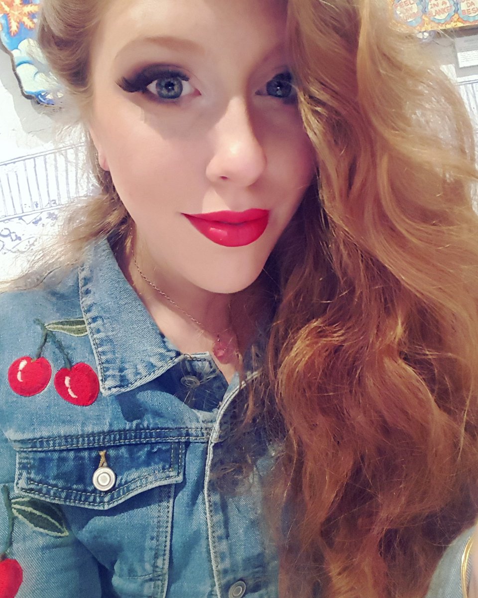 DakotaRunnels22's tweet photo. Wish red lips could be natural like red hair
#ohwell #lipstickbandit https://t.co/zbZMfBmbxk