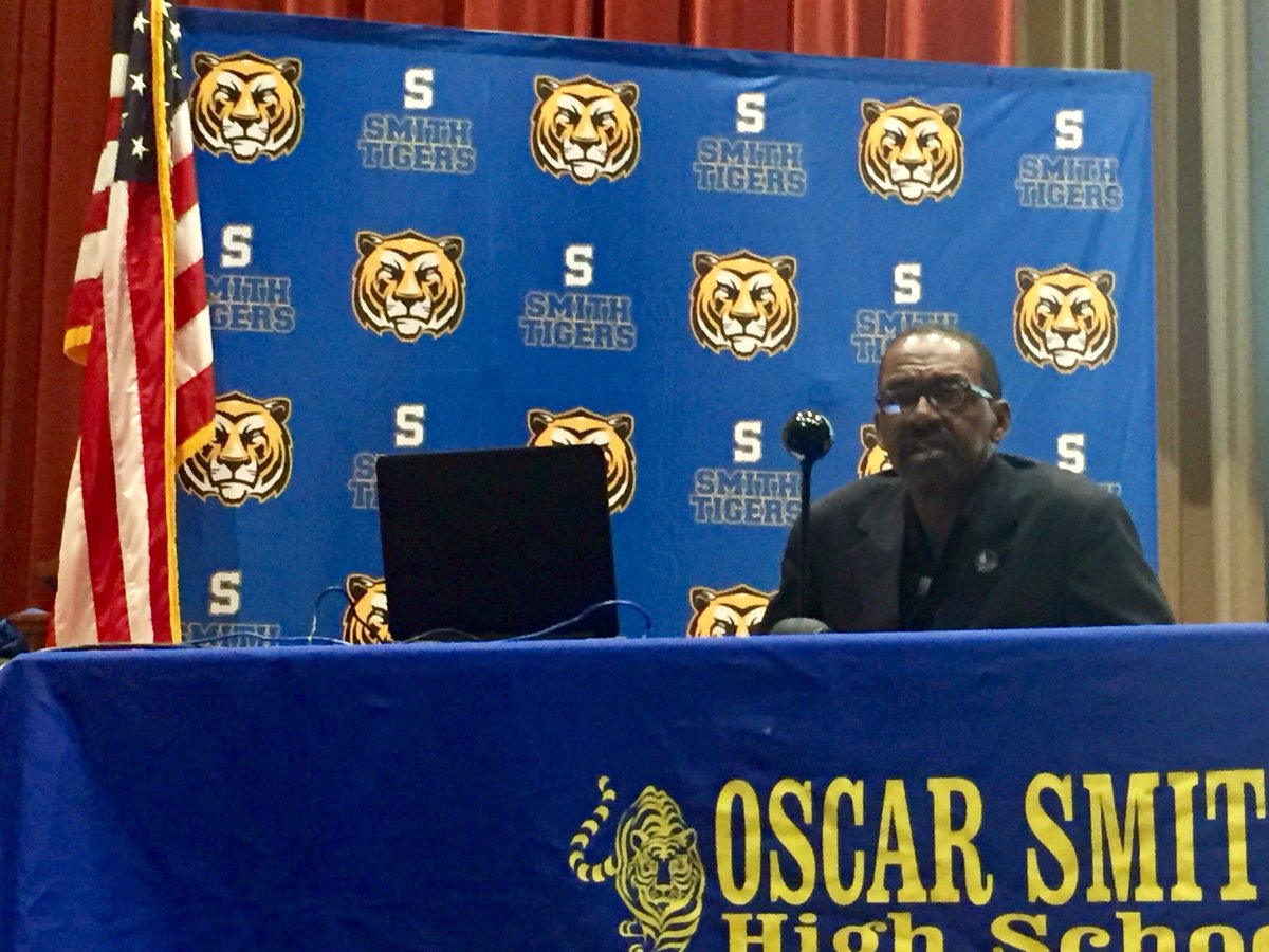 OscarSmithHigh's tweet photo. Our own Hall of Famer, Kenny Easley, live at OSHS taking questions from students across the country! #smithset #FootballValues #onceatigeralwaysatiger @OFSAmbushNation @ProFootballHOF @Seahawks https://t.co/q3RyUmEKXO