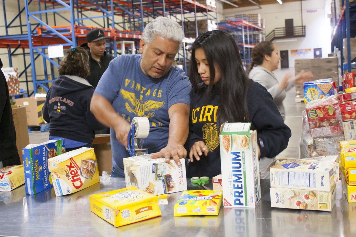 feedingie's tweet photo. What motivates you to volunteer? Tell us below! #NationalVolunteerMonth #FeedingAmerica #FARSB #WeFeedtheIE https://t.co/EU2cPgFJEy