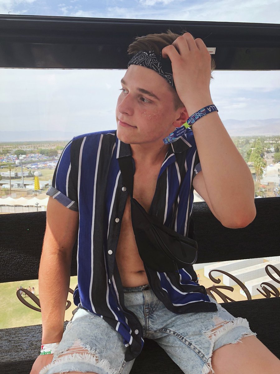 lincolnwjohnson's tweet photo. #Coachella was so amazing ☀️ https://t.co/51FyNeB7Bu
