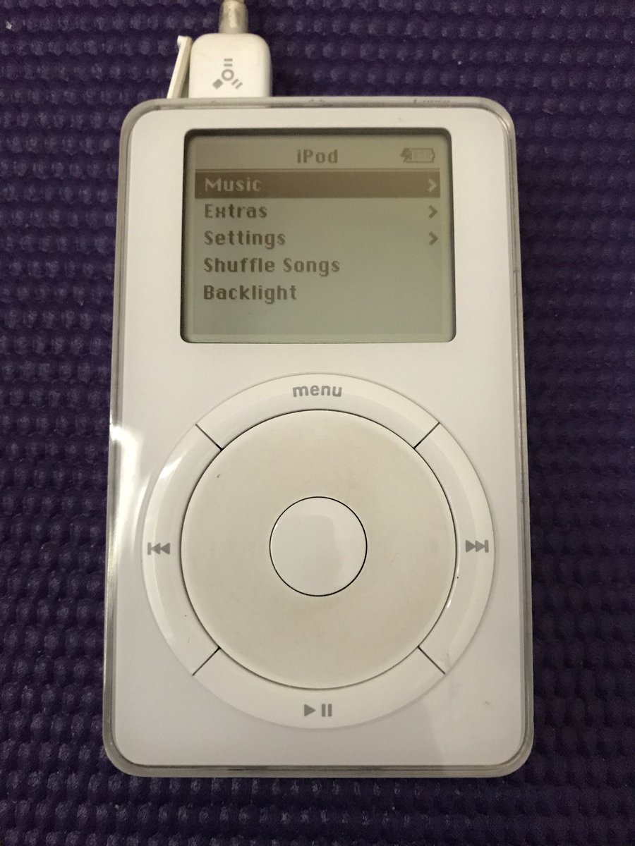 acherrix's tweet photo. Hey @Apple, I just found and plugged in my #2ndGeneration #ipod on a whim—all 10 gigs! 🙌Sixteen years old and she powered up immediately. Still works like a charm. #SurpriseAndDelight #ThinkDifferent #clickwheel https://t.co/bFYmVOBlVm