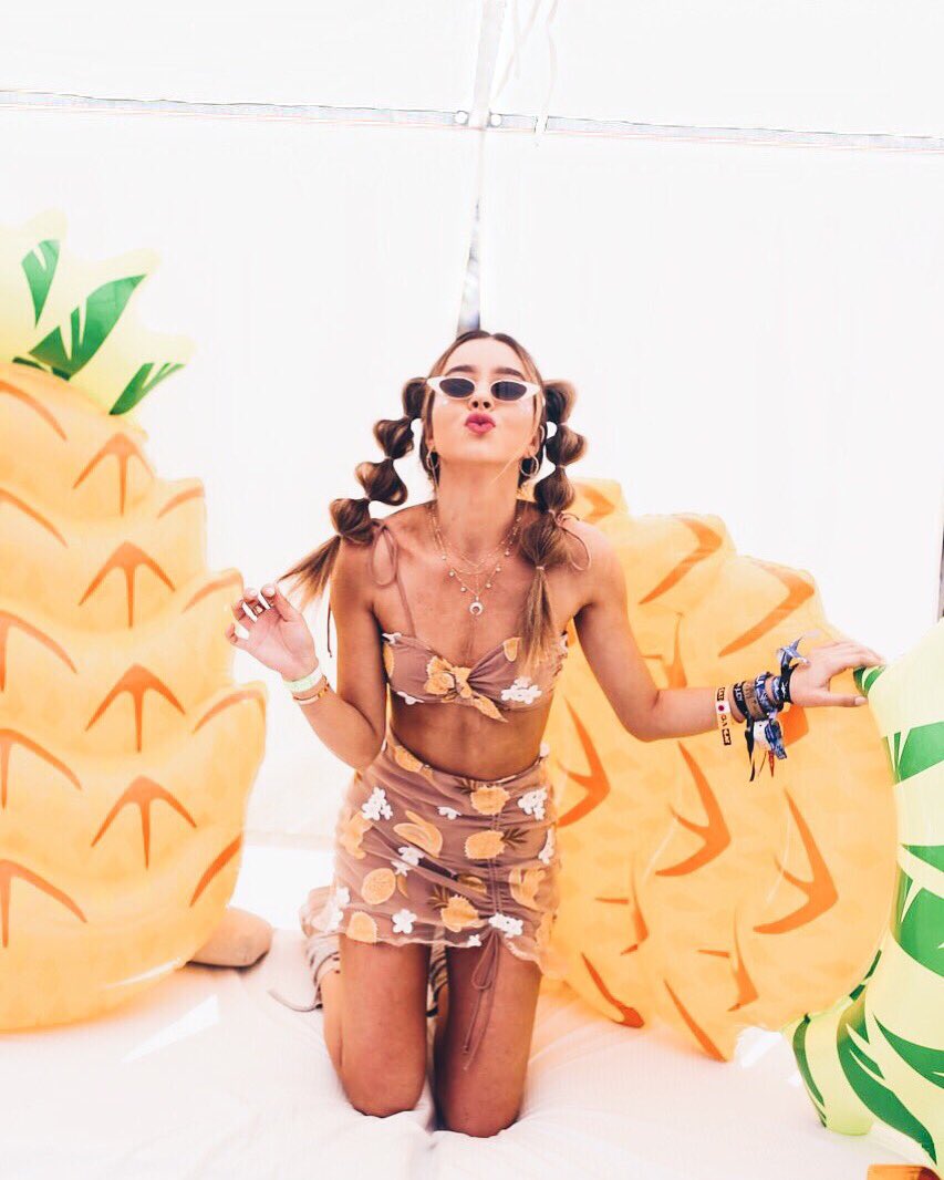 We love a good pineapple pool party moment🍍🍍🍍with @DoleSunshine #festwithdole #sharethesunshine #ad