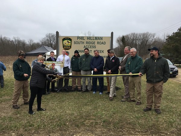 OhioDivWildlife's tweet photo. This past weekend, a new Conneaut Creek angler access site in #AshtabulaCo was dedicated to the late Phil Hillman, who served for 37 years with the ODNR Division of Wildlife before his passing last July: https://t.co/04oc5EtaEc #fishohio #steelhead #fishingaccess https://t.co/HB3TBPHBXs