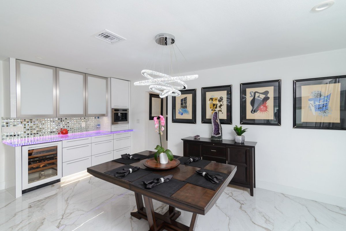 AlliedKB's tweet photo. You might recognize this space from Bill and Melissa's recent interview with @HGTV. We picked this space for obvious reasons to conduct the casting interview, its simply breathtaking! 

#thinkglass #elegantdesign #moderndesign #HDTV https://t.co/hwMSS6f2VY