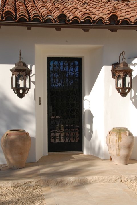 EyeoftheDay's tweet photo. We are here to help you pick the right pots that will always be there to  welcome you home. Our vintage Spanish honey jars complement the design of this classic Spanish style home

#gardendesign #antiquepottery #vintagepottery #entryway #garden https://t.co/dB31dejbgg