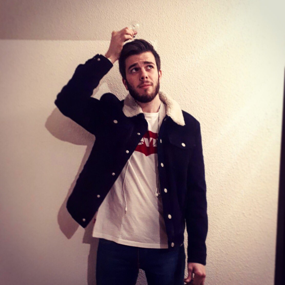jamesfontanals's tweet photo. Cuando se te acaba las ideas...😢💡
@LEVIS #outfit #runoutofideas https://t.co/9tMaMkmS8P