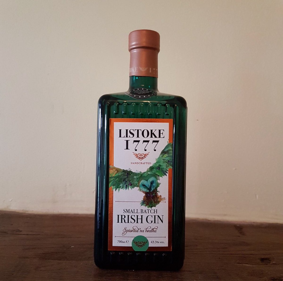 listokedistill's tweet photo. @KearneyRob can I “try” and tempt you to come to our gin school? Everyone will agree we both look great in green ;) https://t.co/kuQQflp5TS