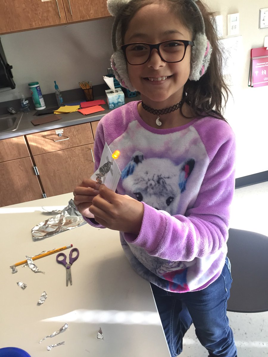 camey_stem's tweet photo. 3rd and 4th graders creating their own flashlights! #Cameypride #engineers https://t.co/mxA12eineX