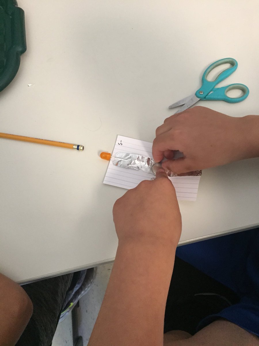camey_stem's tweet photo. 3rd and 4th graders creating their own flashlights! #Cameypride #engineers https://t.co/mxA12eineX
