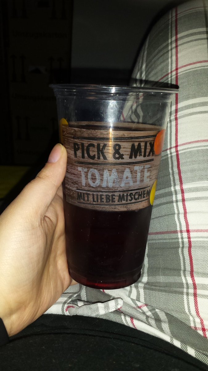 Sangria ausm Tomatenbecher.
Läuft, zwar bergab aber mit ihr und Alkohol! 😃