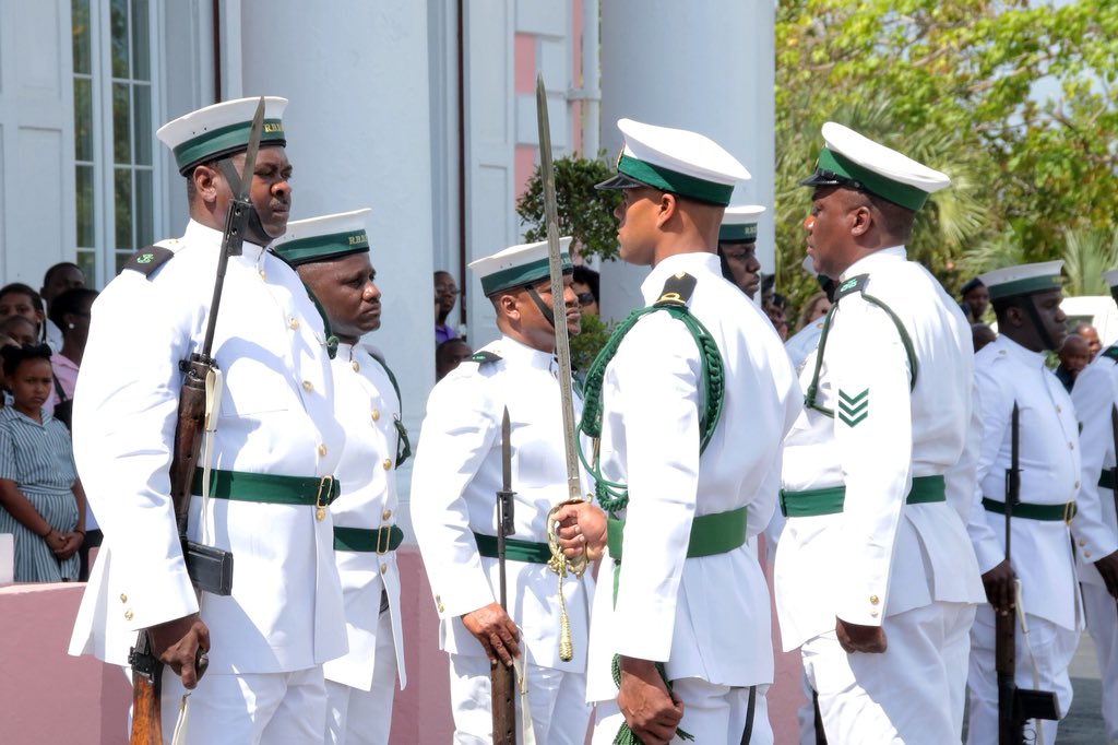 bisbahamas's tweet image. School children joined Governor General Her Excellency Dame Marguerite Pindling for the Changing of the Guard at Government House on Friday.  (BIS Photos/Derek Smith)

#OfficialSource #Students #BahamasDefenceForce #GovernorGeneral