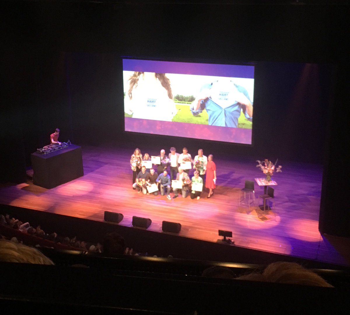 Fantastisch optreden van <a href="/AliBouali/">Ali B</a> bij @RabobankSalland die op eigen initiatief een aantal mooie initiatieven extra ondersteunt! Klasse! Dadelijk de bekendmaking van ons gescoorde bedrag.