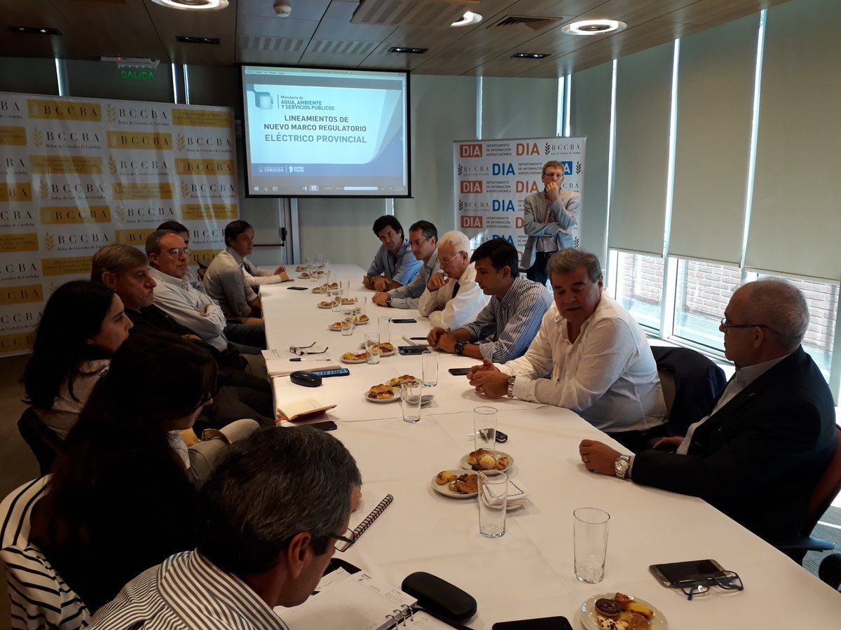 En la <a href="/BCCBA/">Bolsa de Cereales de Córdoba</a> el ministro <a href="/SergioBussoOK/">Sergio Busso</a> se encuentra reunido con los integrantes de la <a href="/comagroalimcba/">Comunidad Agroalimen</a> Se desarrollan temas de agenda para el 2018 vinculados al sector. Desde el <a href="/MinAAySP/">Faraday POC</a> se explica el nuevo #MarcoRegulatorioEléctrico