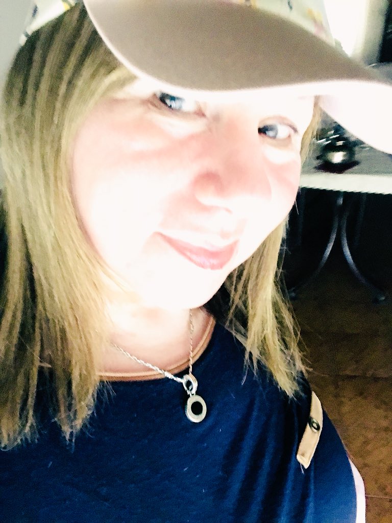 CARPGrace's tweet photo. Y Hoy me cortaron el FICUS 🌳Claaa ellos sacaron las ramas 
Ahora me toca levantar hojas secas y todo lo q cayó cuando lo cortaron 😅😤#ManosA la obra 😬 https://t.co/sMKLhNdlHc