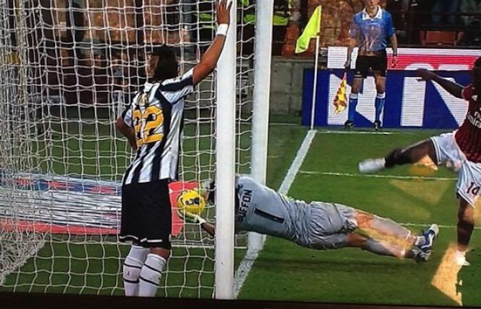 ambasciatore_9's tweet photo. Guardando questa foto mi è venuta in mente una semplice cosa,ma quella sera il signor #buffon dopo la partita che si è messo lo scudetto in bacheca,ma mi chiedo,nn ha pensato che l’arbitro doveva andare a mangiare le patatine???? 🍟 https://t.co/XXL7Un0Efn