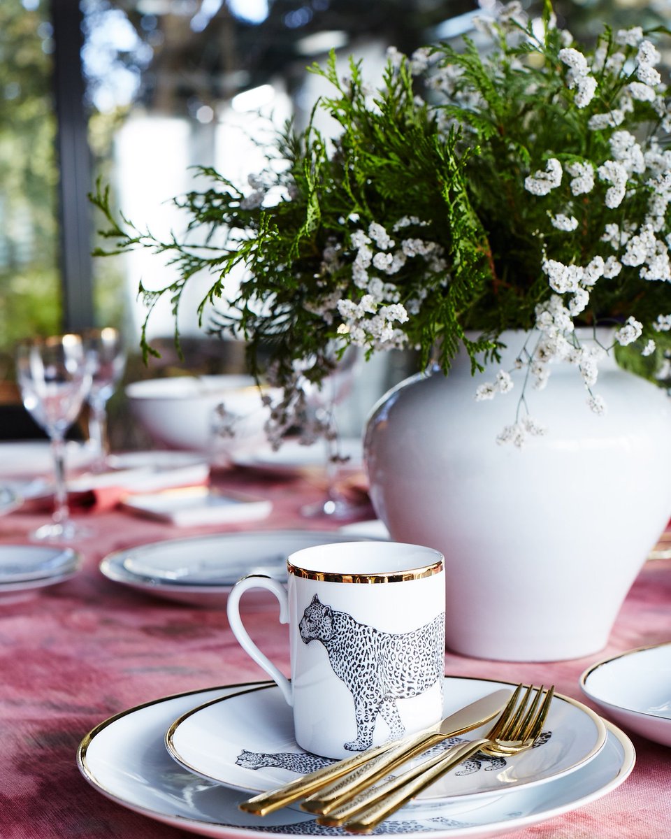 Me encanta el resultado de mezclar mi #vajilla de #Limoges de animales con el mantel rosado de #Ikat. Unas #flores delicadas y ¡la #Primavera está servida!
#travel #traveller #decorate #decorating #homedecor #homedesign #homedecoration #decorhome  #flower #green #spring #monday