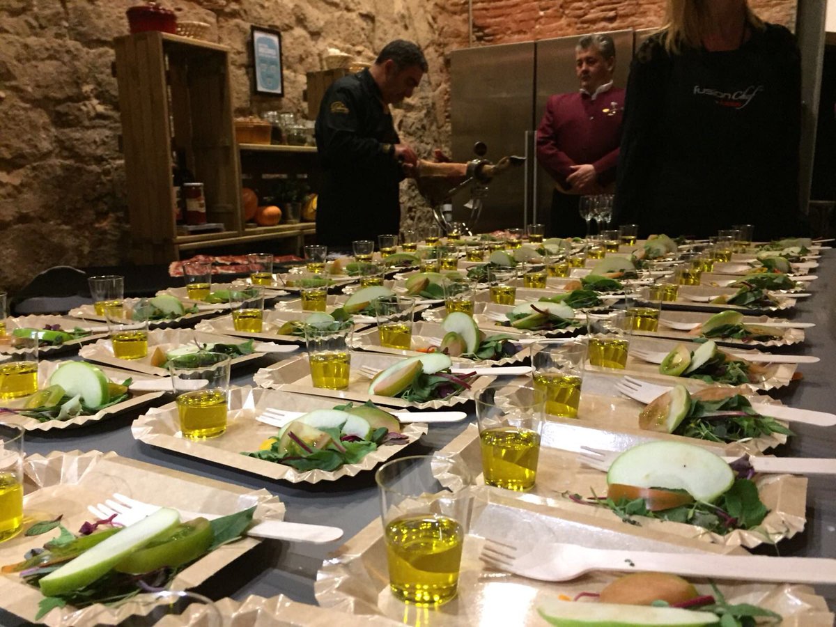evaballarin's tweet photo. En la vida, hay que saber rodearse de lo bueno: gran producto, un menú para disfrutar, un lugar maravilloso para degustarlo... y buena compañía, como la de @juanpozuelo 😉 #lotenemostodo #DopPriegoLaHistoria #eCOOK #Alimentaria18 https://t.co/zsFCsIdna3