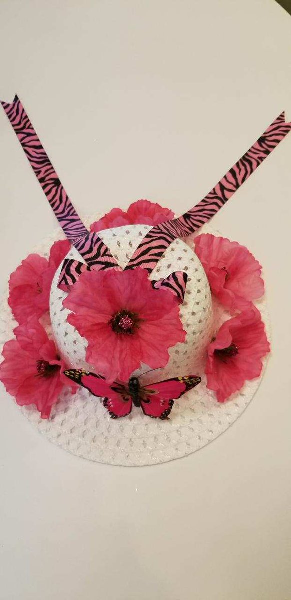 JackiGuilford's tweet photo. Derby day crafts at Watterson Lakeview Apartments #StylishDerby #SpreadingSmiles #LiveMillennia @MillenniaCo https://t.co/FIpoJ9VmBv