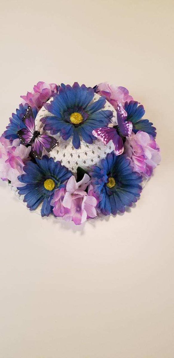 JackiGuilford's tweet photo. Derby day crafts at Watterson Lakeview Apartments #StylishDerby #SpreadingSmiles #LiveMillennia @MillenniaCo https://t.co/FIpoJ9VmBv