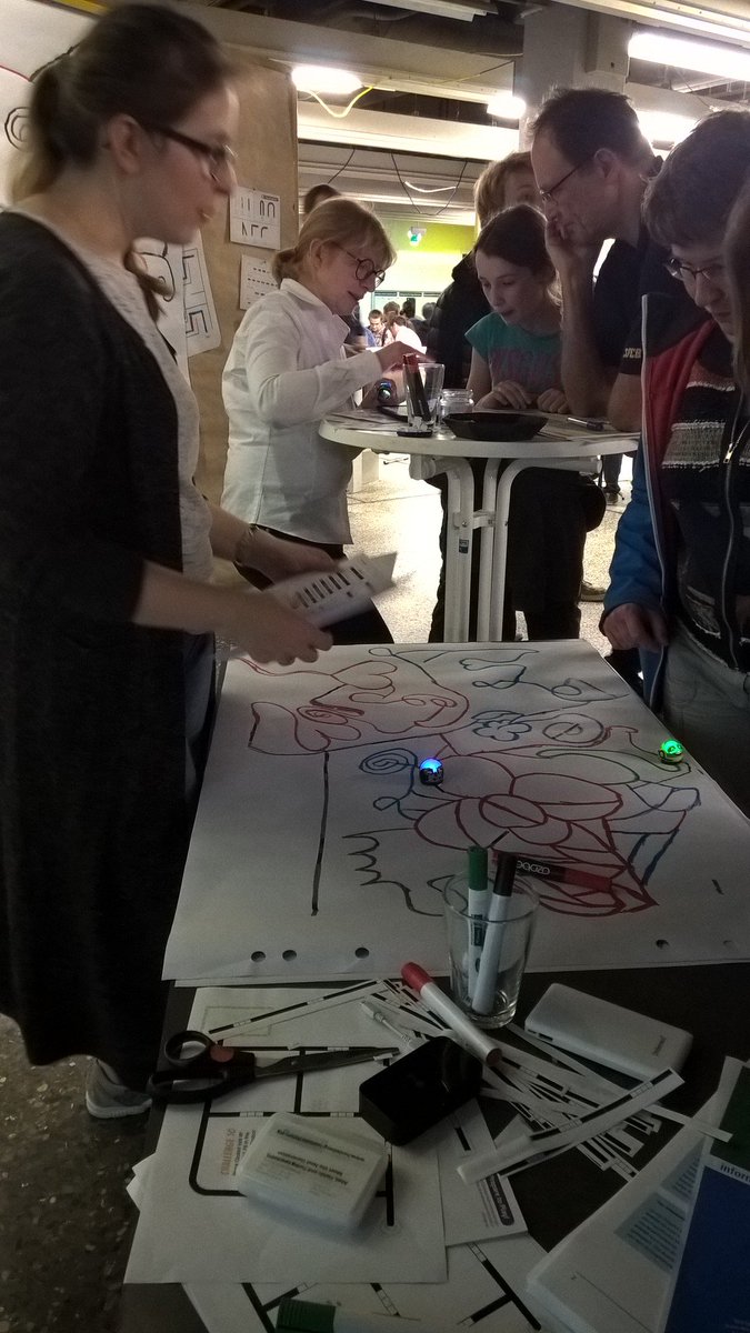 dekainf's tweet photo. Am Freitag freuten wir uns über das große Interesse an unserem Stand bei der Nacht die Wissen schafft #N8dWs. Viele Besucher knobelten an unseren Aufgaben oder schickten die Miniroboter auf dem selbstgemalten Parcours durch die Gegend. https://t.co/EhWg2Xk25o