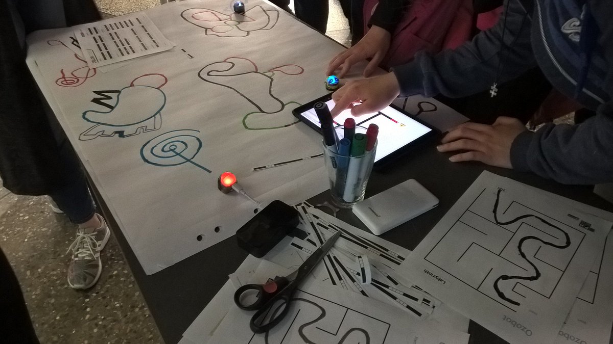 dekainf's tweet photo. Am Freitag freuten wir uns über das große Interesse an unserem Stand bei der Nacht die Wissen schafft #N8dWs. Viele Besucher knobelten an unseren Aufgaben oder schickten die Miniroboter auf dem selbstgemalten Parcours durch die Gegend. https://t.co/EhWg2Xk25o