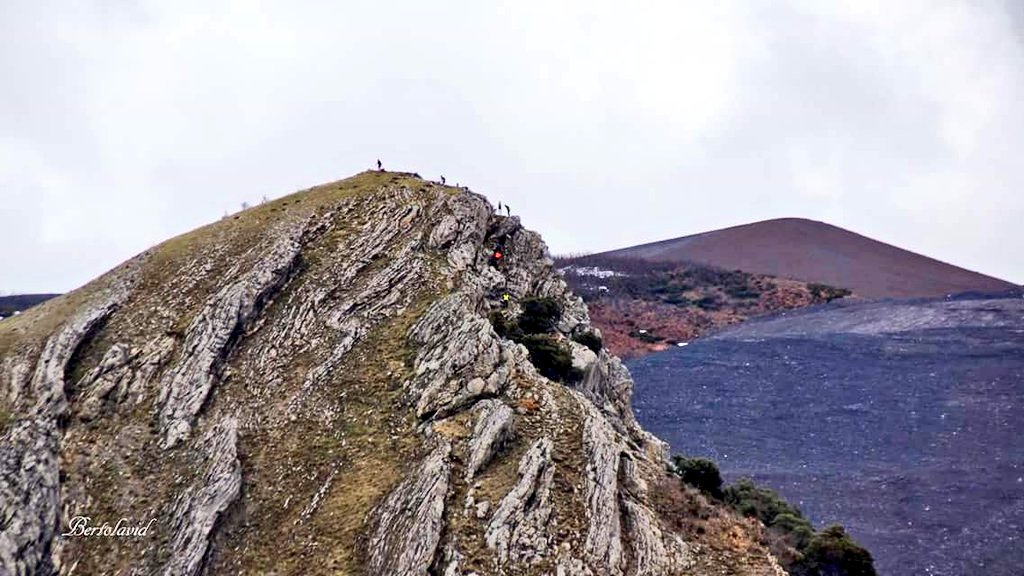 VientuNordes's tweet photo. Este es el Picu los Casetones, cuarta cumbre de la #Biosferatrail, y para alcanzar su cumbre hay que trepar en el sentido literal de la palabra. A ver ahora quién es el guapo que le viene a explicar a los de León lo que es un tramo técnico en una carrera por montaña. https://t.co/tgm2wWcgy9