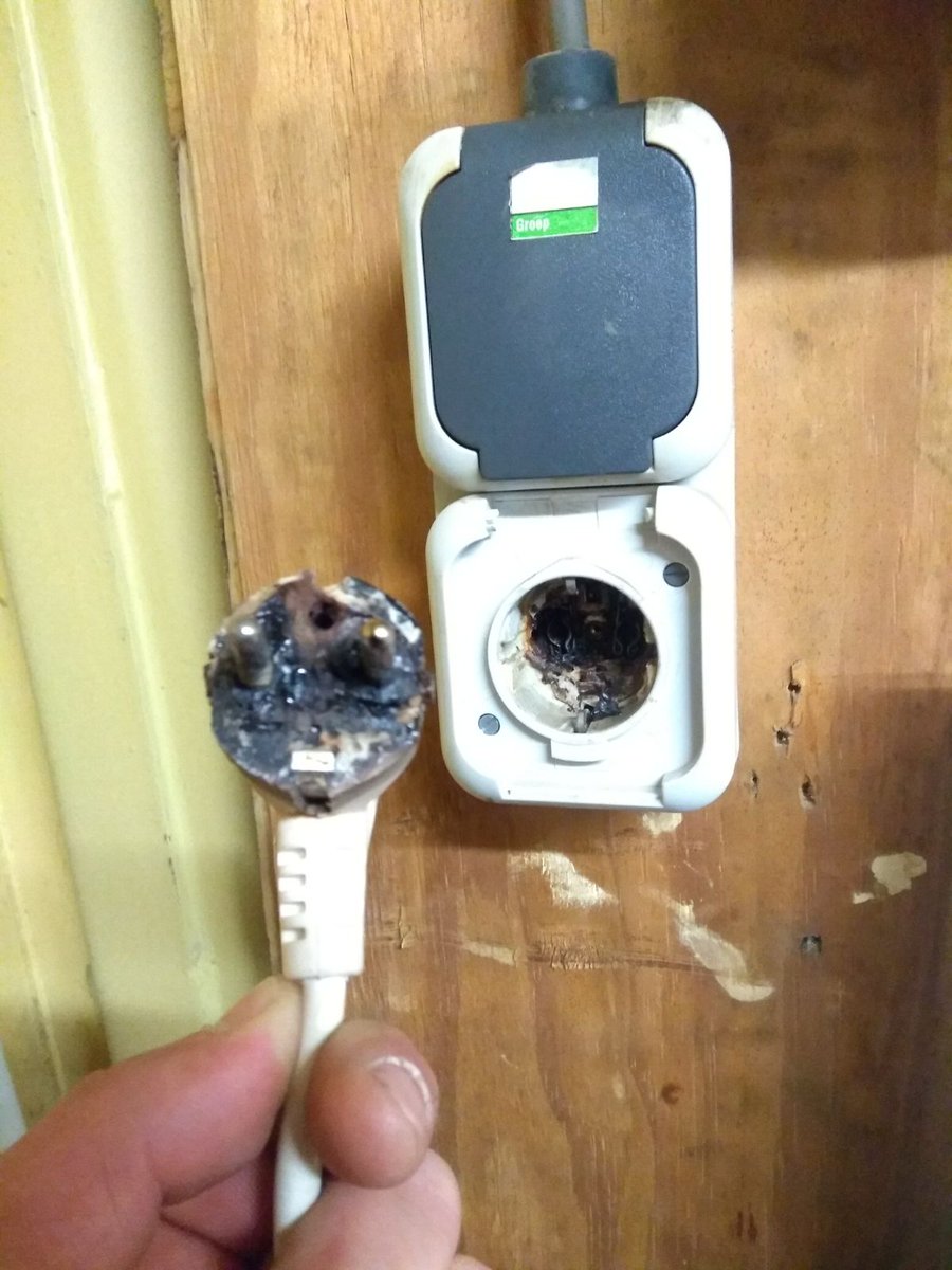 Dagelijkse praktijk voorbeelden wat onze #inspecteurs zoal tegenkomen.... #nen1010 #nen3140 #inspecties #brand #verzekering #vier #schermdoek #schermdoekinspecties #scios #scope8 #scope9 #elektro #elektrotechniek #zitaljarenzo #elektrainspectie #thermografie .