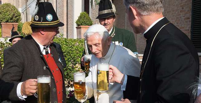 Tantissimi auguri di buon #Compleanno a #Papa #Benedetto XVI! Ci stringiamo a lui con la nostra preghiera e la nostra riconoscenza e gratitudine. #PapaEmerito #BenedettoXVI #BXVI #B16 #PapaRatzinger #Ratzinger #JosephRatzinger