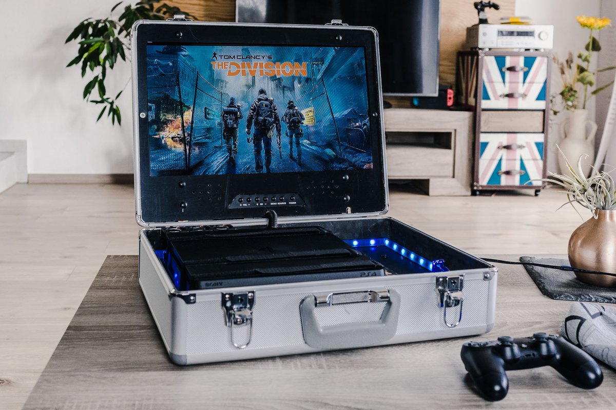GamingCase's tweet photo. Da ist das Ding! Die CaseStation 4 slim - mein Prototyp einer portablen PlayStation 4 slim!!! 💼🖥🎮🌎🌍🌏 Checkt meinem Blog und mein YouTube Video dazu 🤘 

YouTube: https://t.co/fPUUVBLLKm

Blog: https://t.co/AEfu7zCZm8

Besten Dank für euren support! 
Maik https://t.co/zdmqBtzaJR
