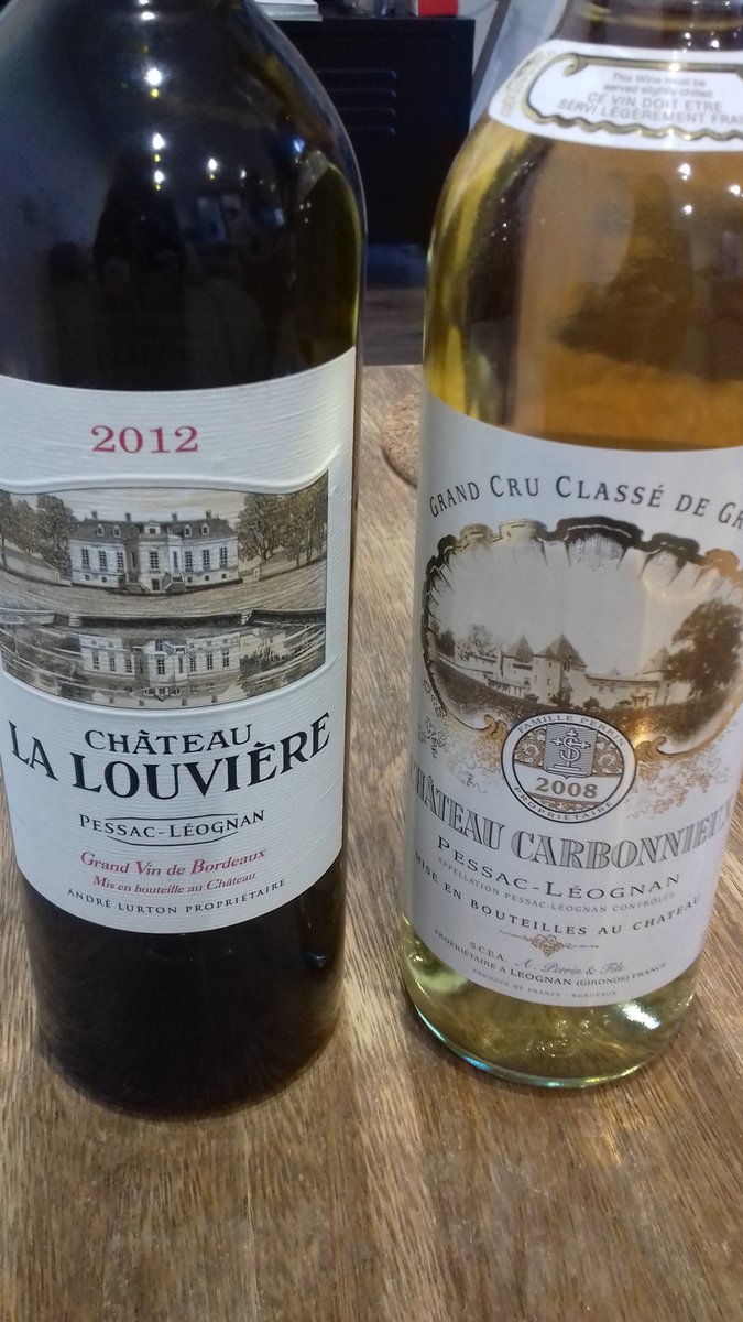 S'en suit une dégustation de blancs: #chateauLalouviere #ChateauCarbonnieux 
Moins de fraîcheur.. 😕 un peu oxydatif...
#wine #winelover #winetasting #SauvignonBlanc