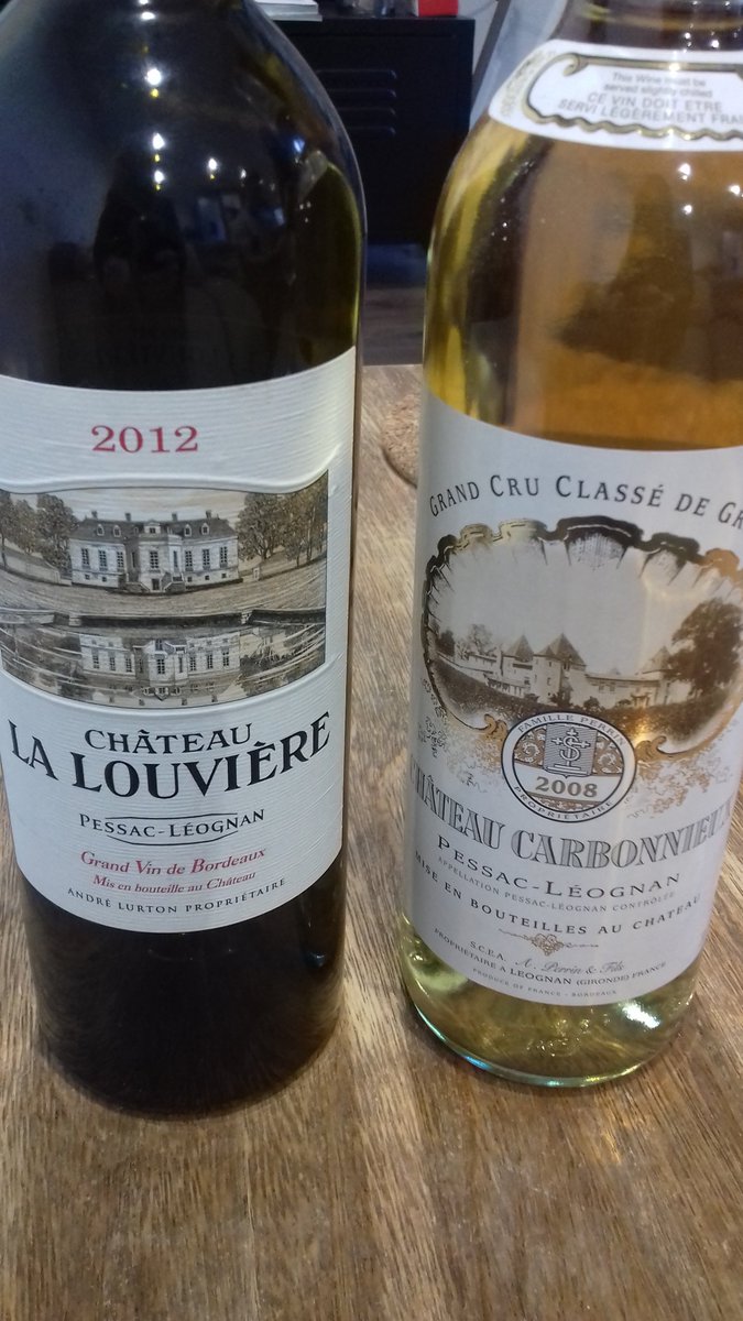 DuffauJosephine's tweet photo. S'en suit une dégustation de blancs: #chateauLalouviere #ChateauCarbonnieux 
Moins de fraîcheur.. 😕 un peu oxydatif...
#wine #winelover #winetasting #SauvignonBlanc https://t.co/tyNJ8MH3L3