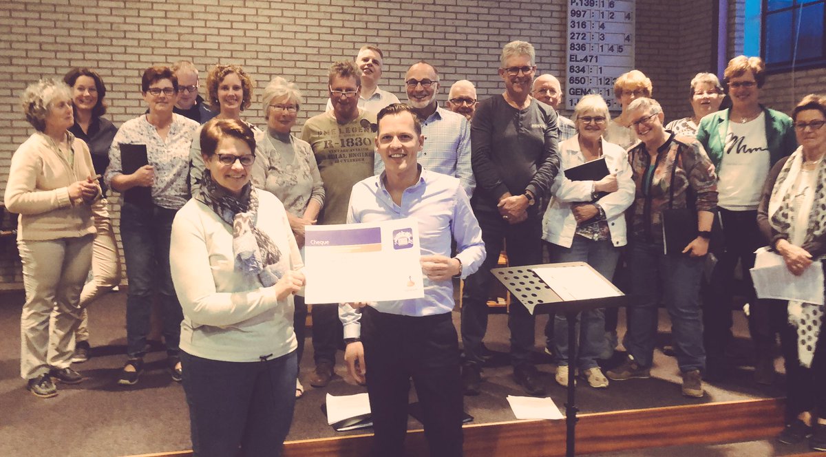 Huub88's tweet photo. Vanavond getuige geweest van de zangkwaliteiten van #KoorZout @Schoonrewoerd en de #clubkasav cheque overhandigd namens #RabobankAV #zingenkunnenze https://t.co/7LzN2YBSoc