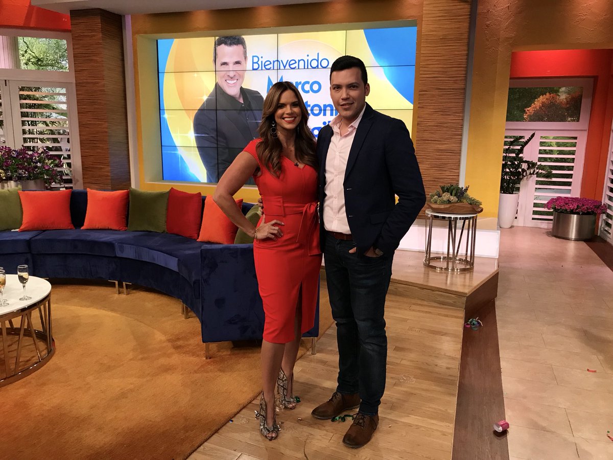 ramonhg's tweet photo. Que placer haber tenido la oportunidad de estar en @UnNuevoDia esta mañana recibiendo a @marcoregil!! 
Bienvenido a #TELEMUNDO, enhorabuena!!😀👍🏼 https://t.co/NryDgmDno3