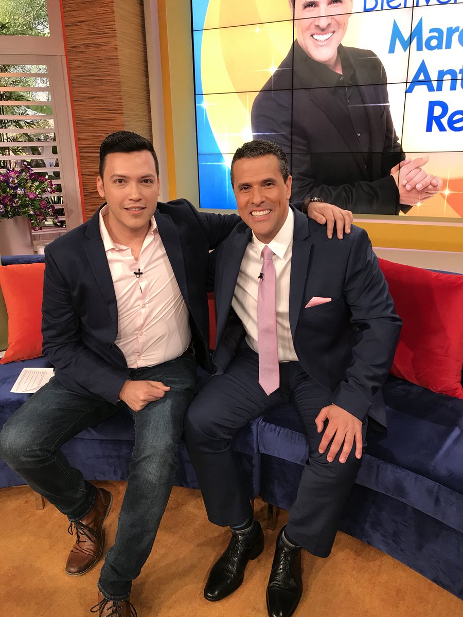 ramonhg's tweet photo. Que placer haber tenido la oportunidad de estar en @UnNuevoDia esta mañana recibiendo a @marcoregil!! 
Bienvenido a #TELEMUNDO, enhorabuena!!😀👍🏼 https://t.co/NryDgmDno3