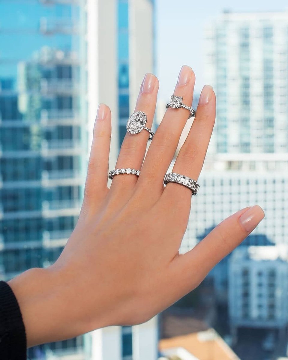 A beautiful bride deserves beautiful diamonds. Mix and match with our favorite #UniversalDiamonds collection available exclusively at Deutsch & Deutsch. 
#deustchjewelers #bridalmonth #repost 📷: @universaldiamonds