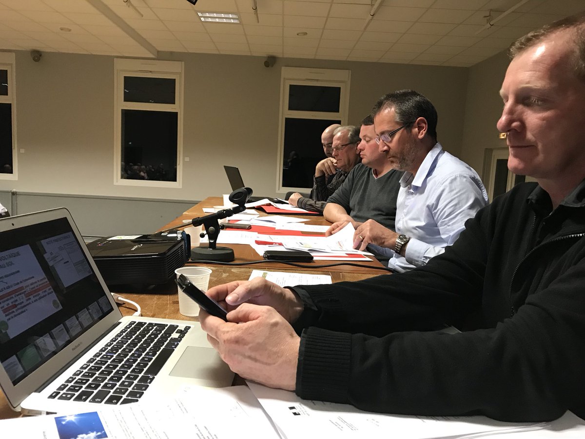 fdsea53's tweet photo. Et maintenant ... la note #préfectorale. Celle-ci conforte la posture de la #fdsea53 #Ja53 et #chambre d’agriculture 53. Les 7 ha peuvent revenir à l’agriculture en l’absence d’utilisation par l’espace urbain. CQFD. https://t.co/w5JBi48Adj