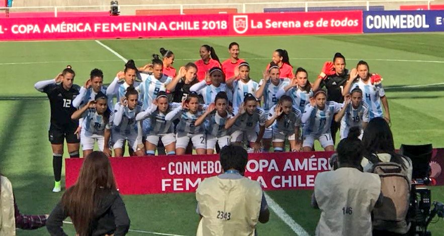pamelavi's tweet photo. QUIEREN SER ESCUCHADAS 👂🇦🇷
22 jugadoras. 7 días de preparación y están entre las mejores 4 selecciones de Sudamérica de #FútbolFemenino. Clasificaron al Panamericano y pelean entrar al Mundial. Están jugando la fase final de la @CAFemChile2018. SIN VIÁTICOS, ROPA, NI PREMIOS. https://t.co/VwDL5Nujeo