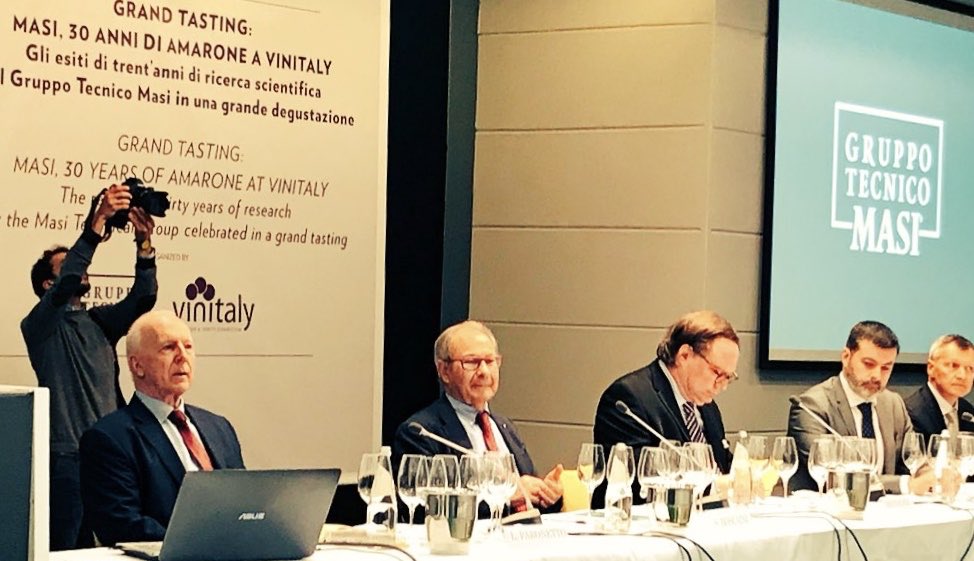 WineNewsIt's tweet photo. #Vinitaly2018 #Vinitaly2018WN in "verticale", con 8 annate #Amarone di @AllegriniWine con Marilisa e Franco Allegrini, e 8 annate del grande rosso @MrAmaroneMasi #SeregoAlighieri e Cantina Privata Boscaini per i 30 anni del Seminario Tecnico con vertici @pressVRfiere e #IanDAgata https://t.co/QNdMlZiArT