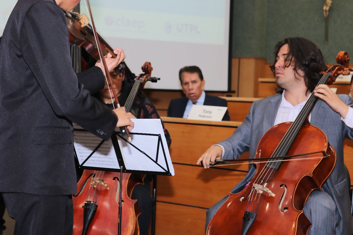 RiccardoVejar's tweet photo. @CellistDiegoC nos deleita con el interludio musical en #CLAEP2018 #FCOMUDH https://t.co/zGCz4xT6Ux