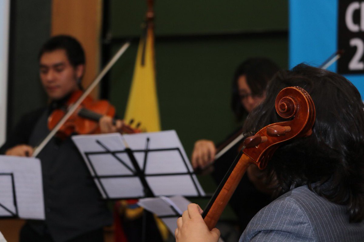 RiccardoVejar's tweet photo. @CellistDiegoC nos deleita con el interludio musical en #CLAEP2018 #FCOMUDH https://t.co/zGCz4xT6Ux