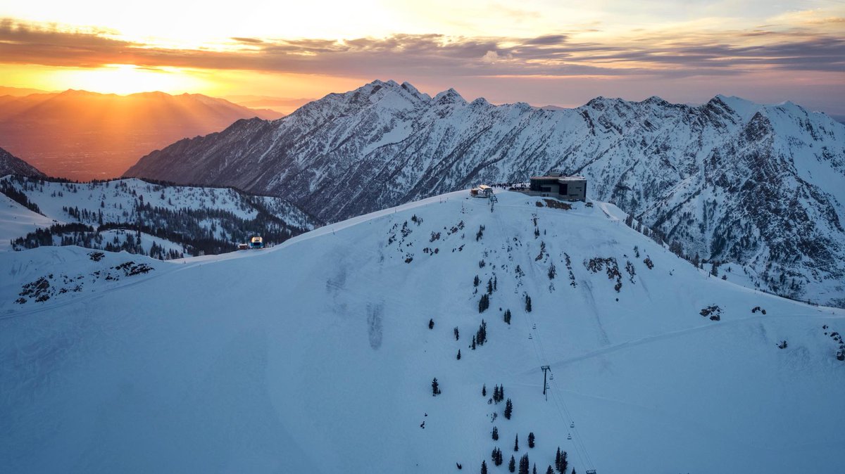 mafia_powder's tweet photo. Spring sunsets from Hidden Peak are to die  [ pic by: Snowbird ] #dreamysunset #hiddenpeak #saltlakevalley #powdermafiausa #powderlovers #moutains #sunsets #utahisrad https://t.co/n6MDUdYFi8