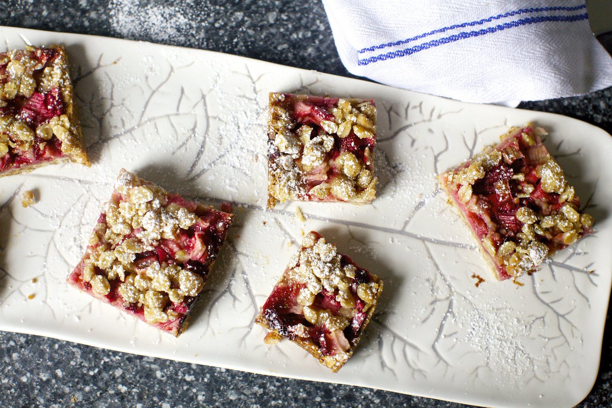 smittenkitchen's tweet photo. You know what our afternoon needs? One-pan pie bars, as in, you mix everything right in the baking vessel. Sufficient enough whole grains and low enough in sugar to pass off as breakfast with a dollop of plain yogurt -- but also delicious with ice cream. [https://t.co/03hlAzQ2BY https://t.co/gpnGe4nDC8