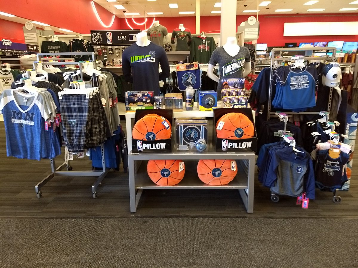 VmLaura13's tweet photo. Minnesota team pride is going on here! #t820 @JenieBrisson @Howard_JoshT @MBCurry22 @CHead820 https://t.co/9vV3f5670u