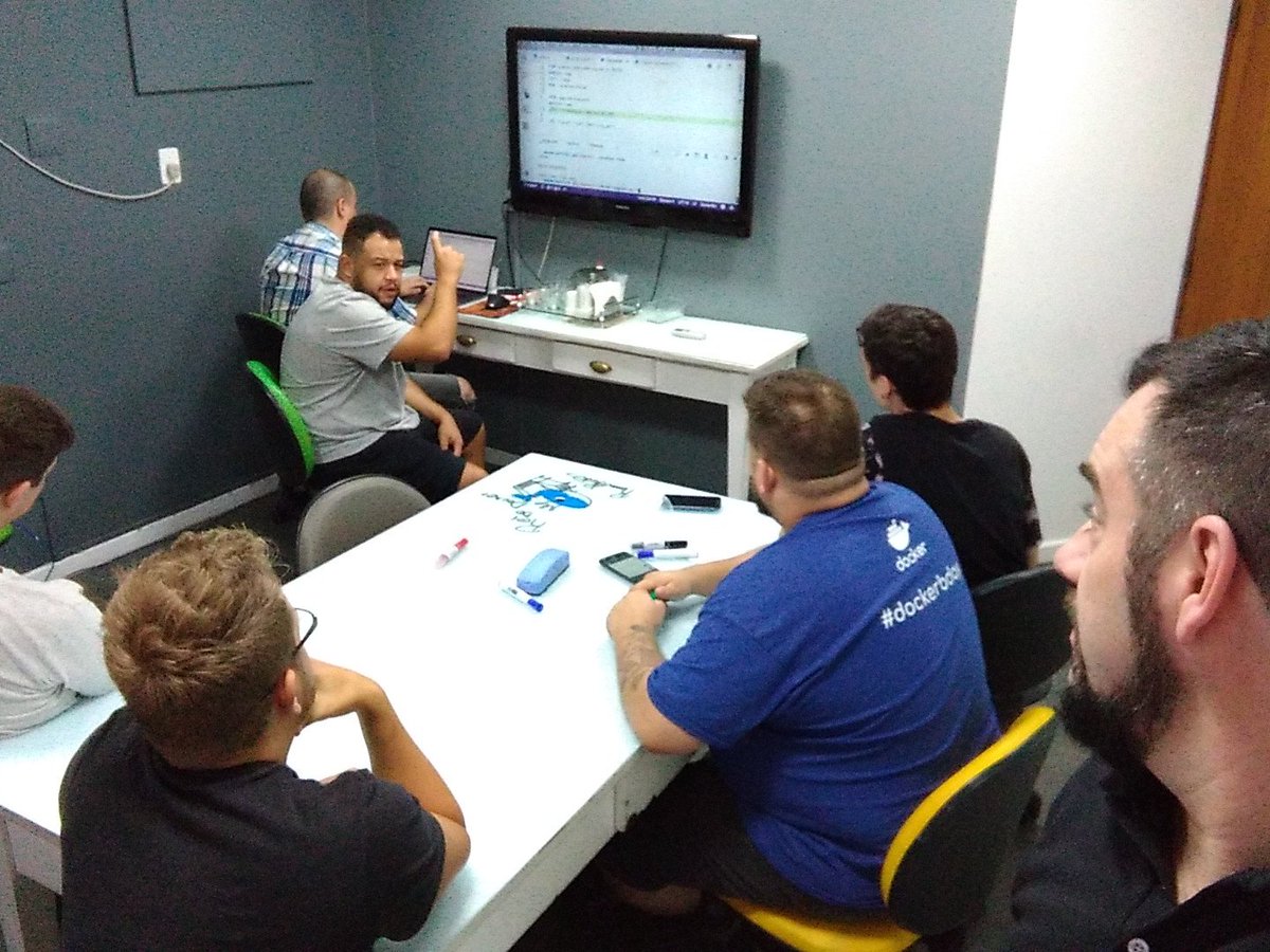 alessandro_dias's tweet image. Dojo de builds de aplicações legadas em Docker rolando na umovme com todo o time participando, bora!  #docker #umovme